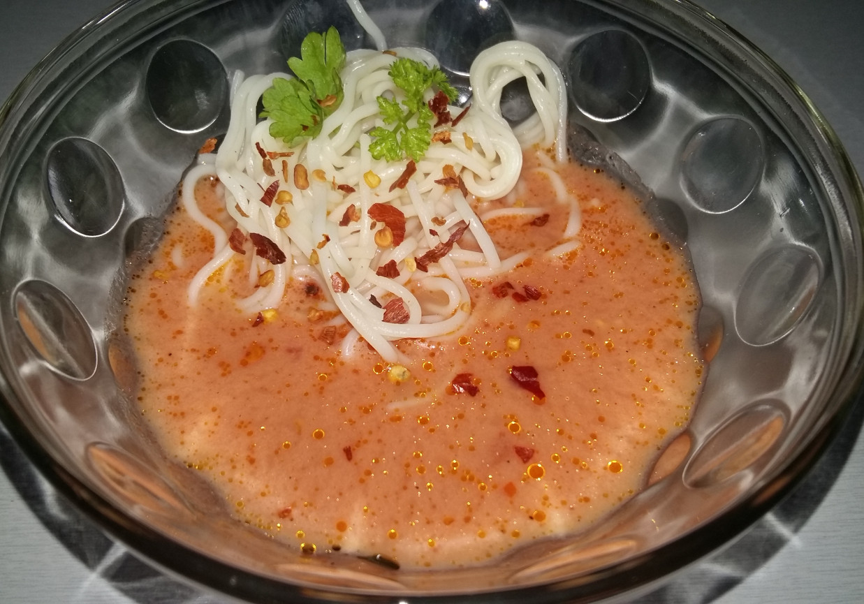 Rozgrzewająca zupa pomidorowa z chilli foto