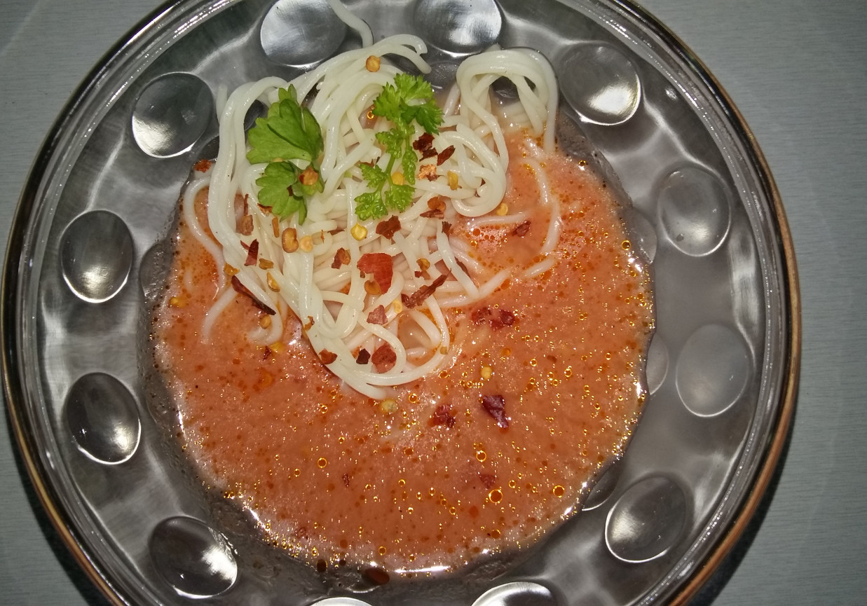 Rozgrzewająca zupa pomidorowa z chilli foto