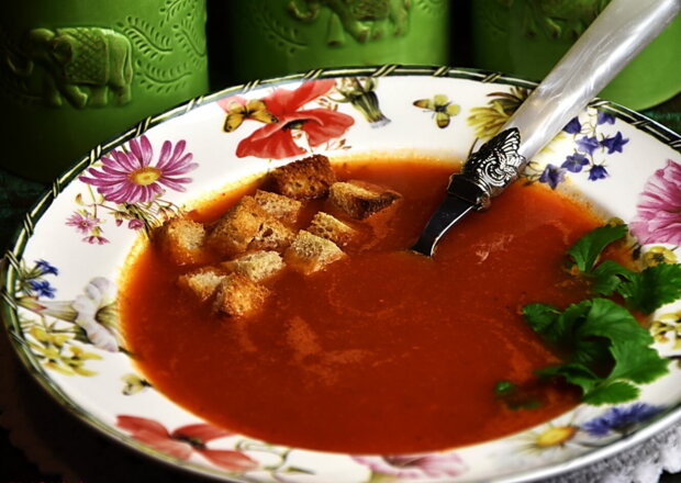 Fotografia przedstawiająca Rozgrzewająca zupa pomidorowa
