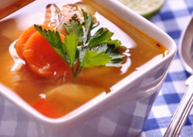 Fotografia przedstawiająca Rozgrzewająca zupa rybna "Czego tu nie ma"