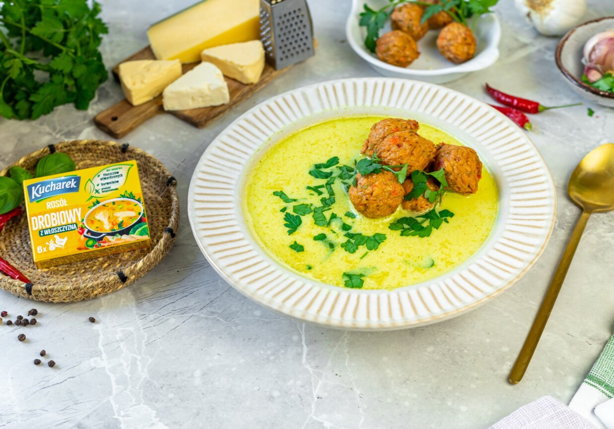 Rozgrzewająca zupa serowa z papryką chili i kulkami mięsnymi foto