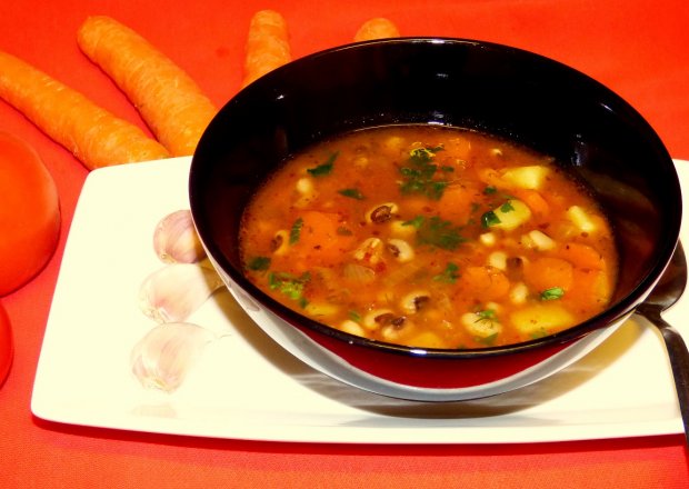 Fotografia przedstawiająca Rozgrzewająca zupa z fasolką   ,,czarne oko”