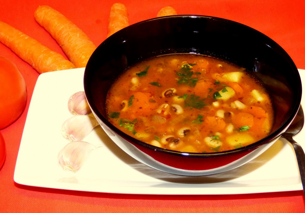 Rozgrzewająca zupa z fasolką   ,,czarne oko” foto