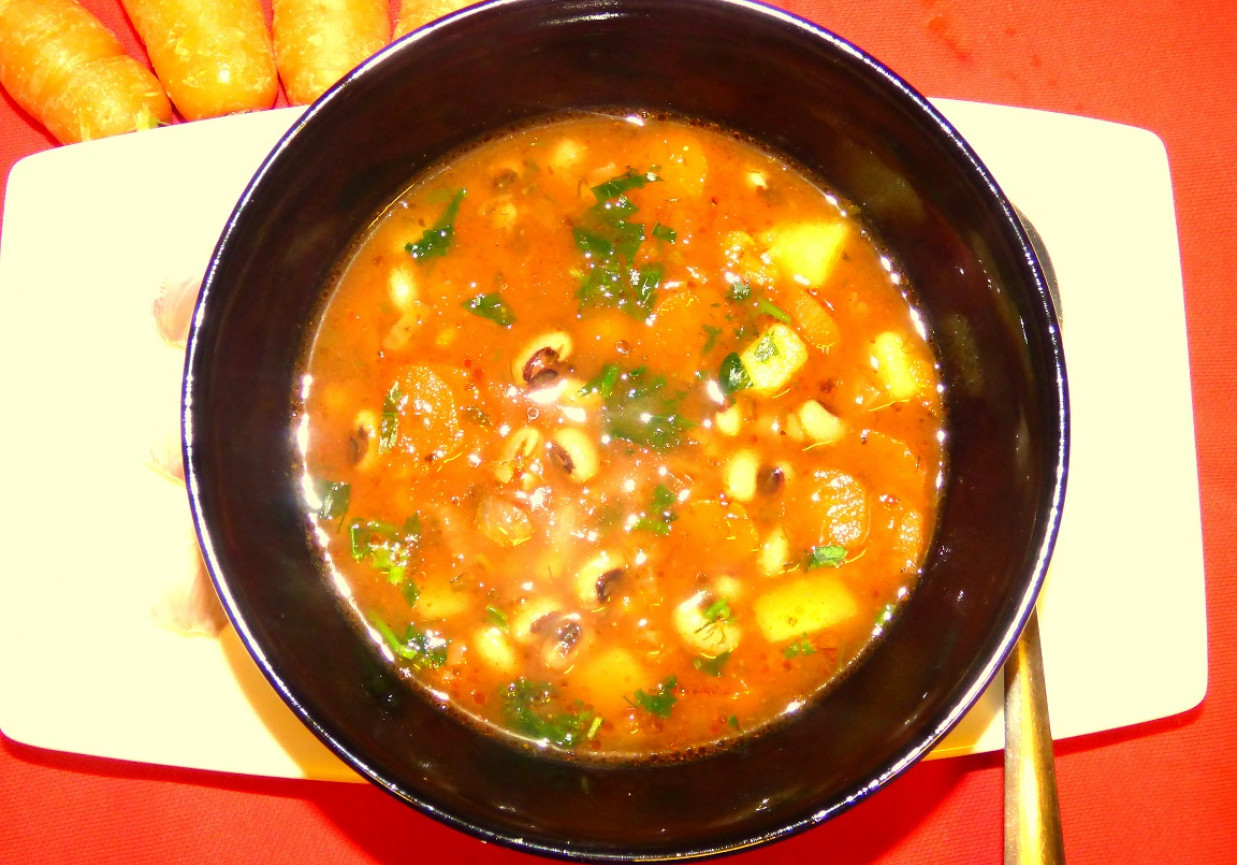 Rozgrzewająca zupa z fasolką   ,,czarne oko” foto