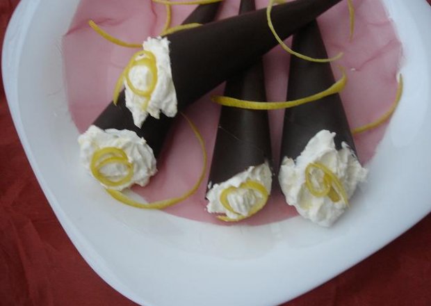 Fotografia przedstawiająca Różki czekoladowe z kremem.