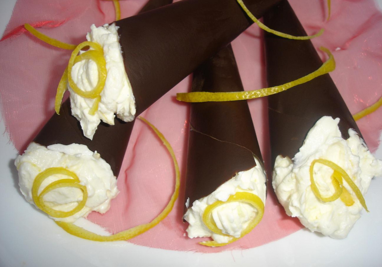 Różki czekoladowe z kremem. foto