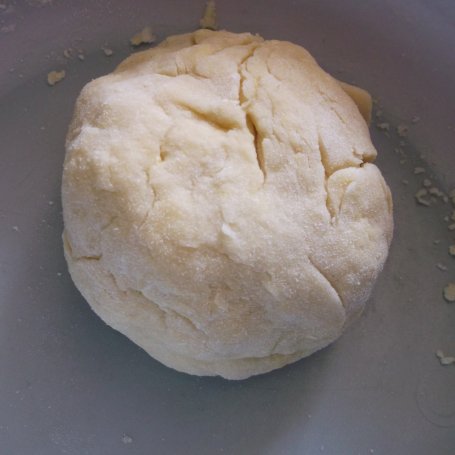 Krok 1 - Rożki z kabanosem i serem żółtym. foto
