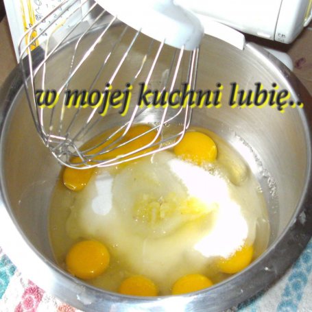 Krok 3 - Rozkosznie pyszny sernik z truskawkami pieczony na kruchym spodzie... foto