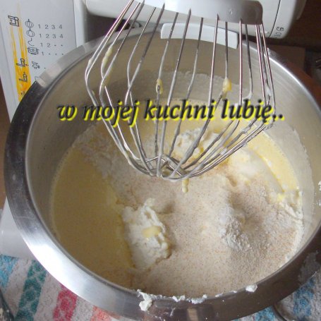 Krok 4 - Rozkosznie pyszny sernik z truskawkami pieczony na kruchym spodzie... foto