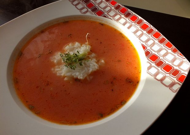 Fotografia przedstawiająca Rozmarynowa zupa z pomidorów