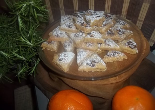 Fotografia przedstawiająca Rozmarynowe ciasteczka z karmelizowanymi orzechami