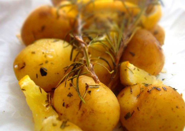 Fotografia przedstawiająca Rozmarynowo- cytrynowe ziemniaki w papilotach