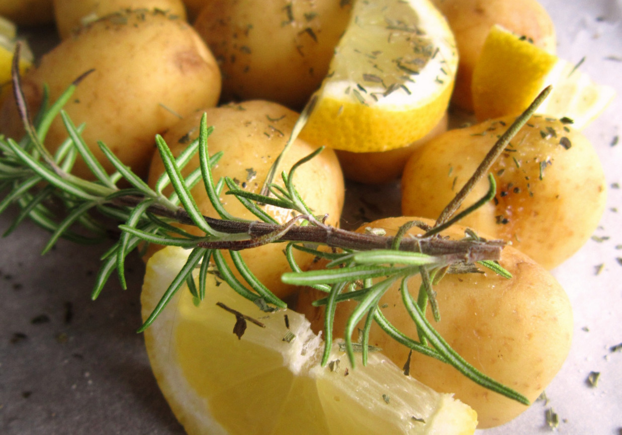 Rozmarynowo- cytrynowe ziemniaki w papilotach foto