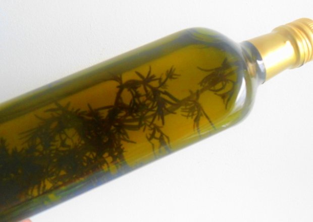 Fotografia przedstawiająca Rozmarynowo-tymiankowa oliwa z oliwek