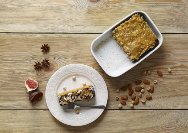 Fotografia przedstawiająca Różne smakołyki: Ciasto korzenne z migdałami i dżemem morelowym