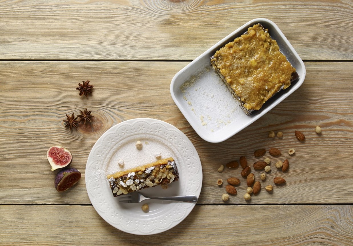 Różne smakołyki: Ciasto korzenne z migdałami i dżemem morelowym foto