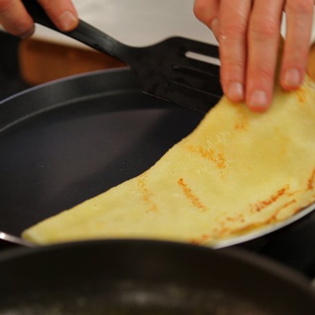 Krok 9 - Różne smakołyki: Doradca Smaku, odc. 17: Naleśniki z karmelem pomarańczowym i cynamonem foto