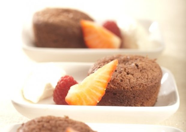 Fotografia przedstawiająca Różne smakołyki: Suflet czekoladowy na ciepło  z owocami