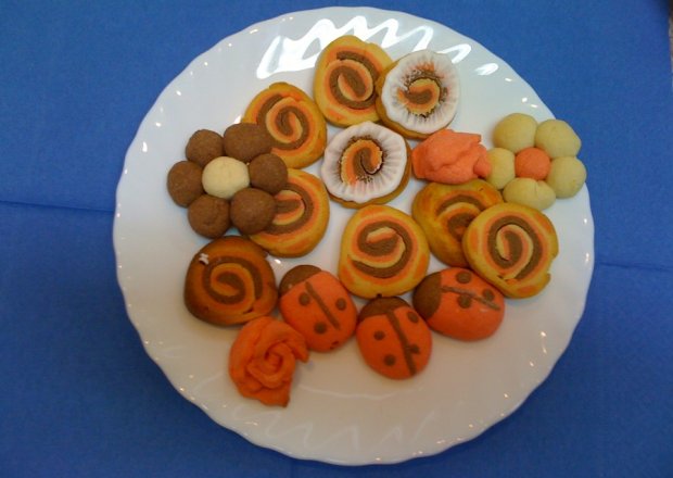 Fotografia przedstawiająca Różnokolorowe kruche ciasteczka