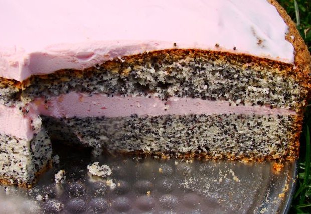 Fotografia przedstawiająca rózowa masa do tortu