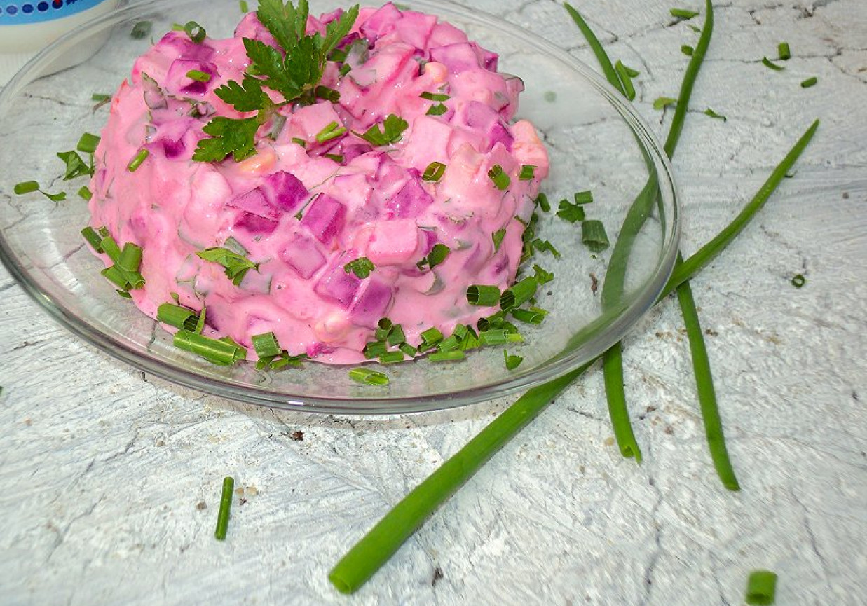 Różowa sałatka warzywna foto