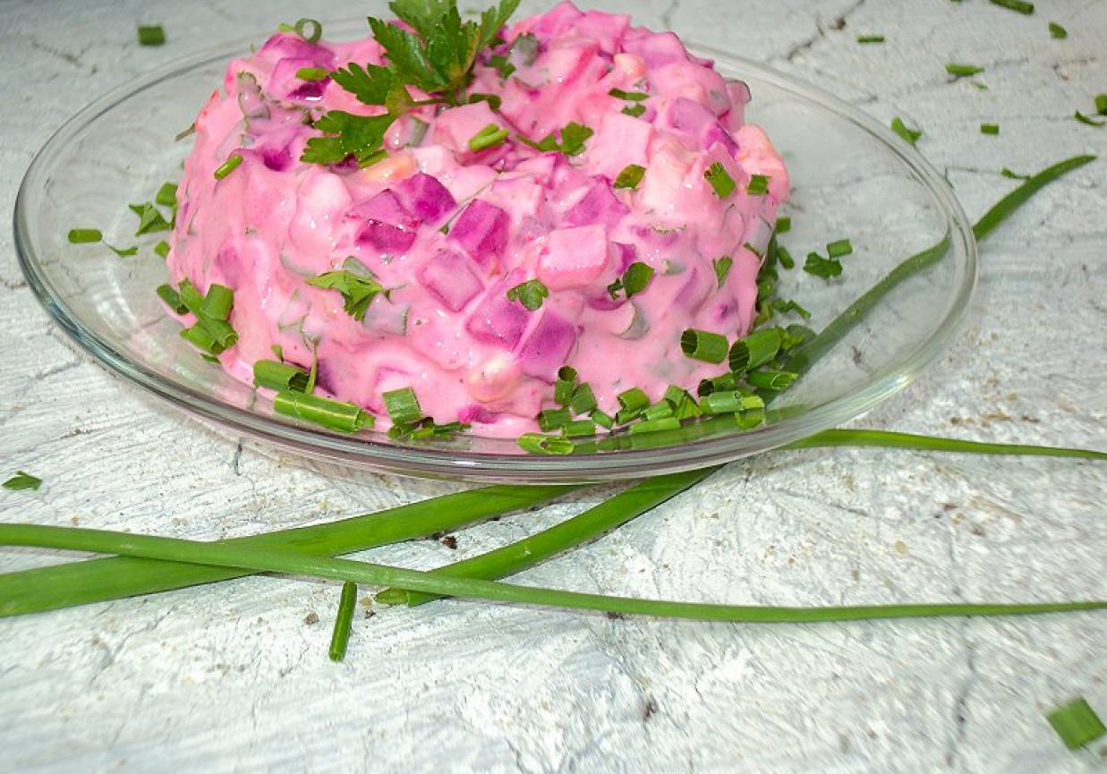Różowa sałatka warzywna foto