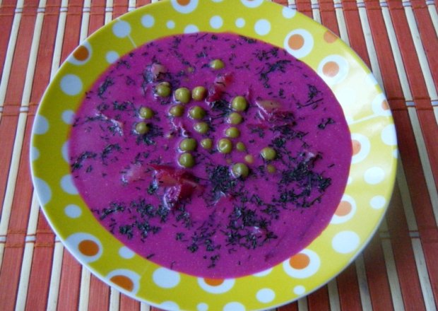 Fotografia przedstawiająca Różowa zupa warzywna z groszkiem
