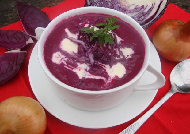 Fotografia przedstawiająca Różowa zupa zakochanych  lub po prostu Zupa z czerwonej kapusty i buraczków