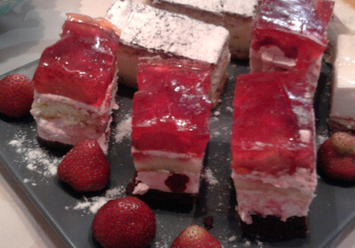 Różowe ciasto truskawkowe foto
