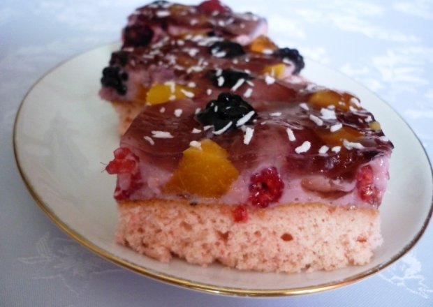 Fotografia przedstawiająca Różowe ciasto z owocami