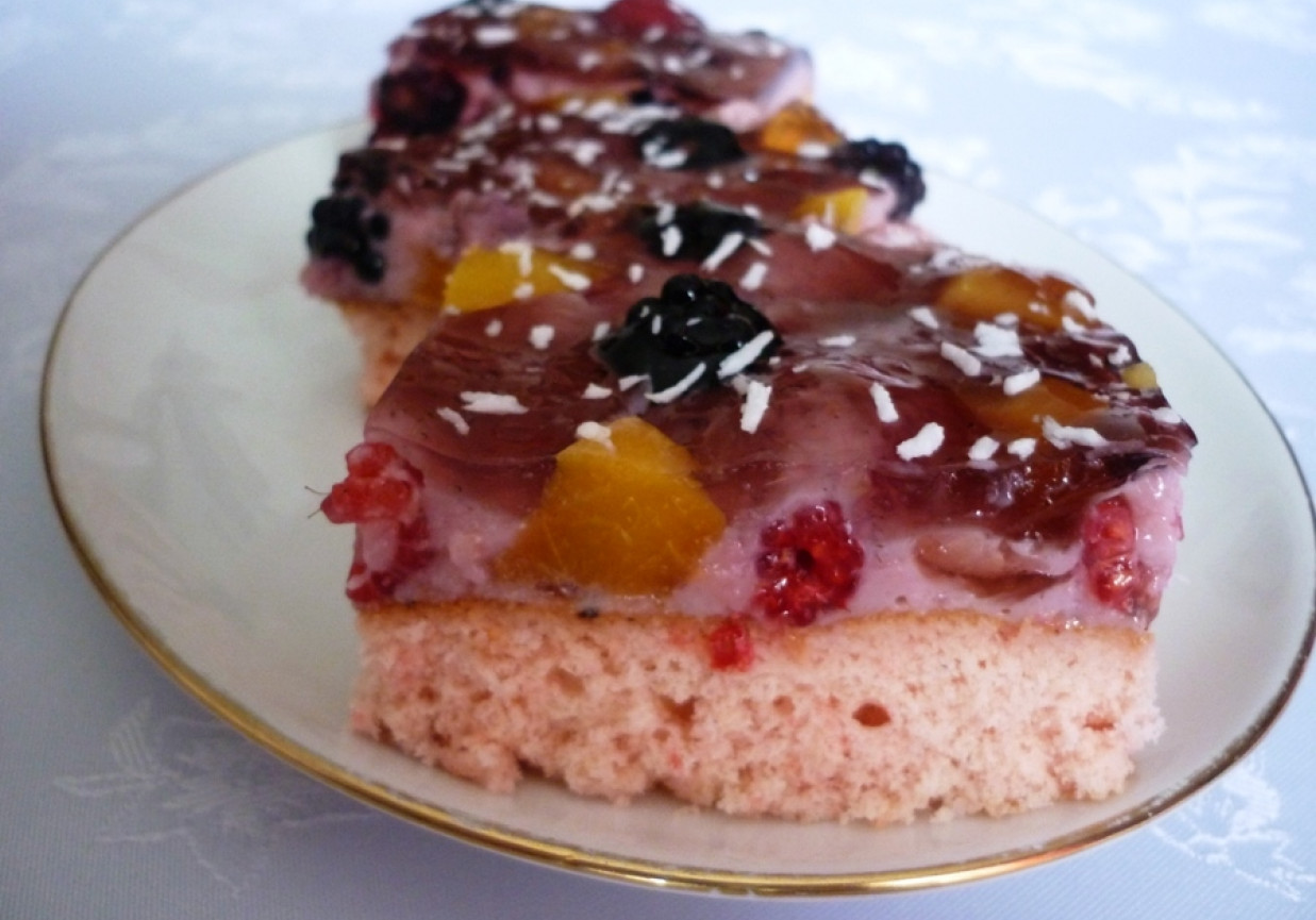 Różowe ciasto z owocami foto