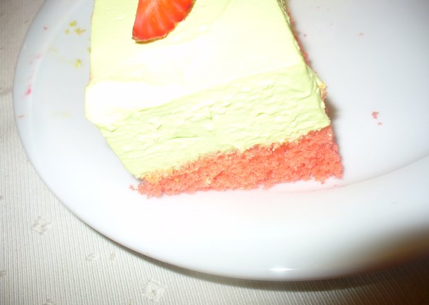 Fotografia przedstawiająca Różowe ciasto z  truskawkami