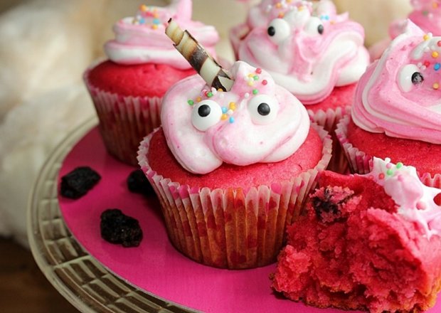 Fotografia przedstawiająca Różowe muffiny z kisielem, bakaliami i bitą śmietaną