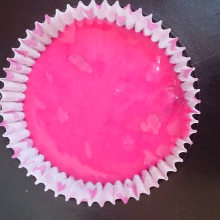Krok 3 - Różowe muffiny z kisielem, bakaliami i bitą śmietaną foto
