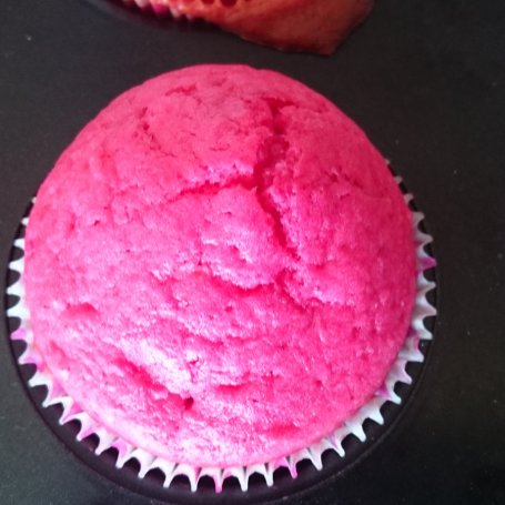 Krok 4 - Różowe muffiny z kisielem, bakaliami i bitą śmietaną foto