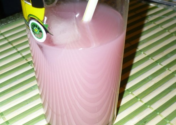 Fotografia przedstawiająca Różowiutki drink