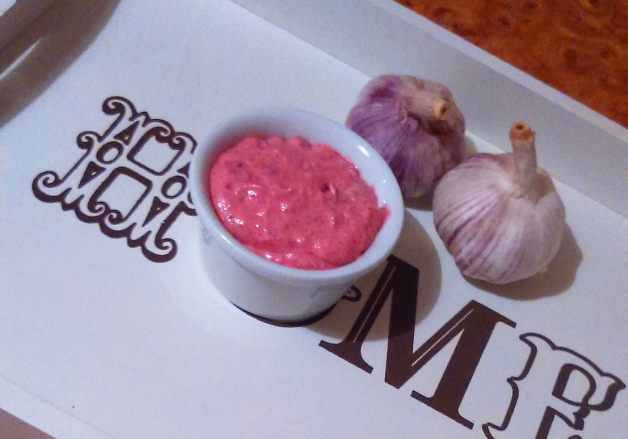 Różowy sos czosnkowy :) foto