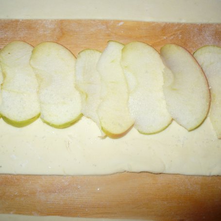 Krok 3 - Różyczki z ciasta francuskiego z jabłkiem foto