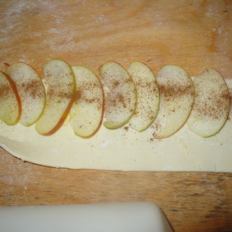 Krok 4 - Różyczki z ciasta francuskiego z jabłkiem  foto
