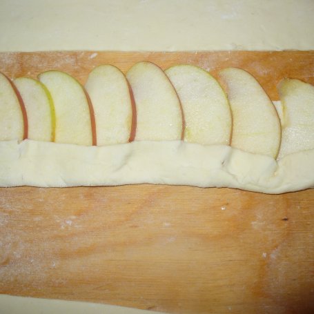 Krok 5 - Różyczki z ciasta francuskiego z jabłkiem  foto