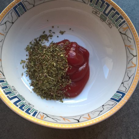 Krok 1 - Różyczki z ciasta francuskiego z szynką, serem żółtym i oliwkami foto