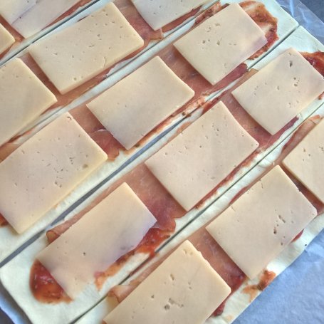 Krok 3 - Różyczki z ciasta francuskiego z szynką, serem żółtym i oliwkami foto