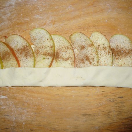 Krok 4 - Różyczki z jabłka i ciasta francuskiego foto
