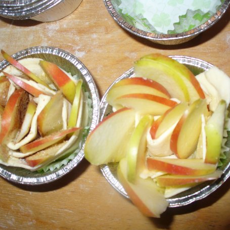 Krok 6 - Różyczki z jabłka i ciasta francuskiego foto