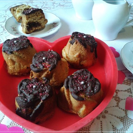 Krok 6 - Różyczki-muffinki bez jajek z "dżemem" rodzynkowym foto