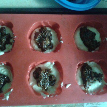 Krok 5 - Różyczki-muffinki bez jajek z "dżemem" rodzynkowym foto