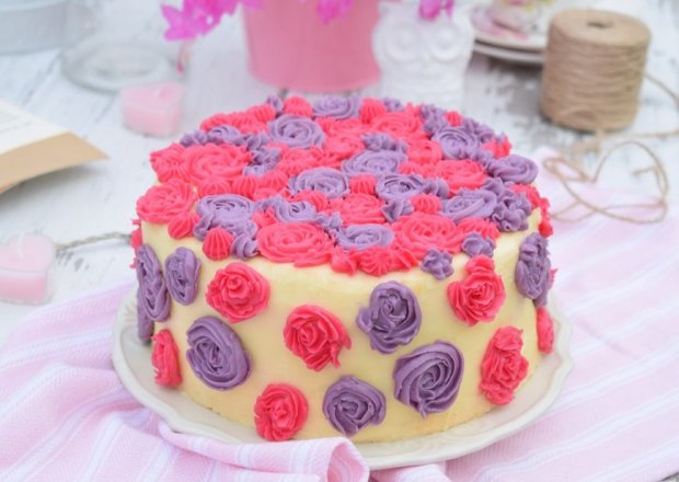 Fotografia przedstawiająca Różyczkowy tort z wiśnią i kremem czekoladowym