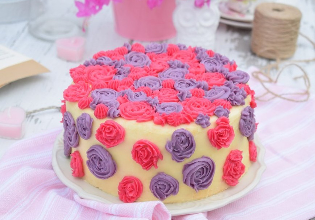 Różyczkowy tort z wiśnią i kremem czekoladowym foto