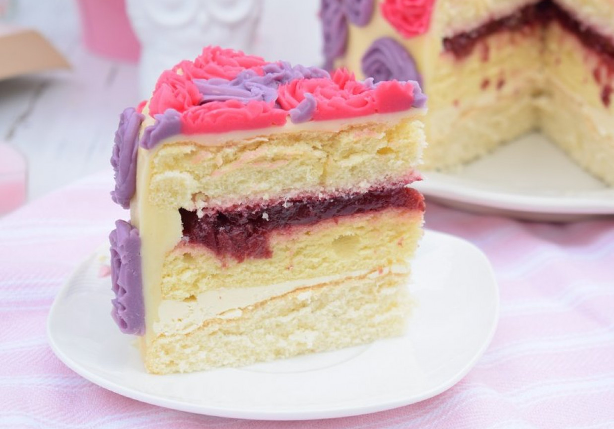 Różyczkowy tort z wiśnią i kremem czekoladowym foto