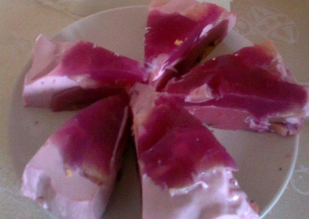 Fotografia przedstawiająca rubinowy jogurtowiec z ananasami